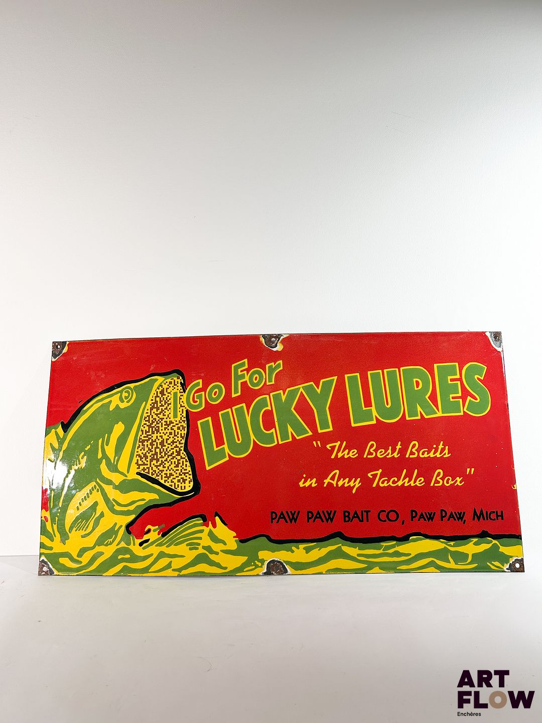 Grande plaque émaillée triangulaire d'après Lucky Lures pour des appâts de pêche 46 x 91 cm Petits éclats et traces de rouille