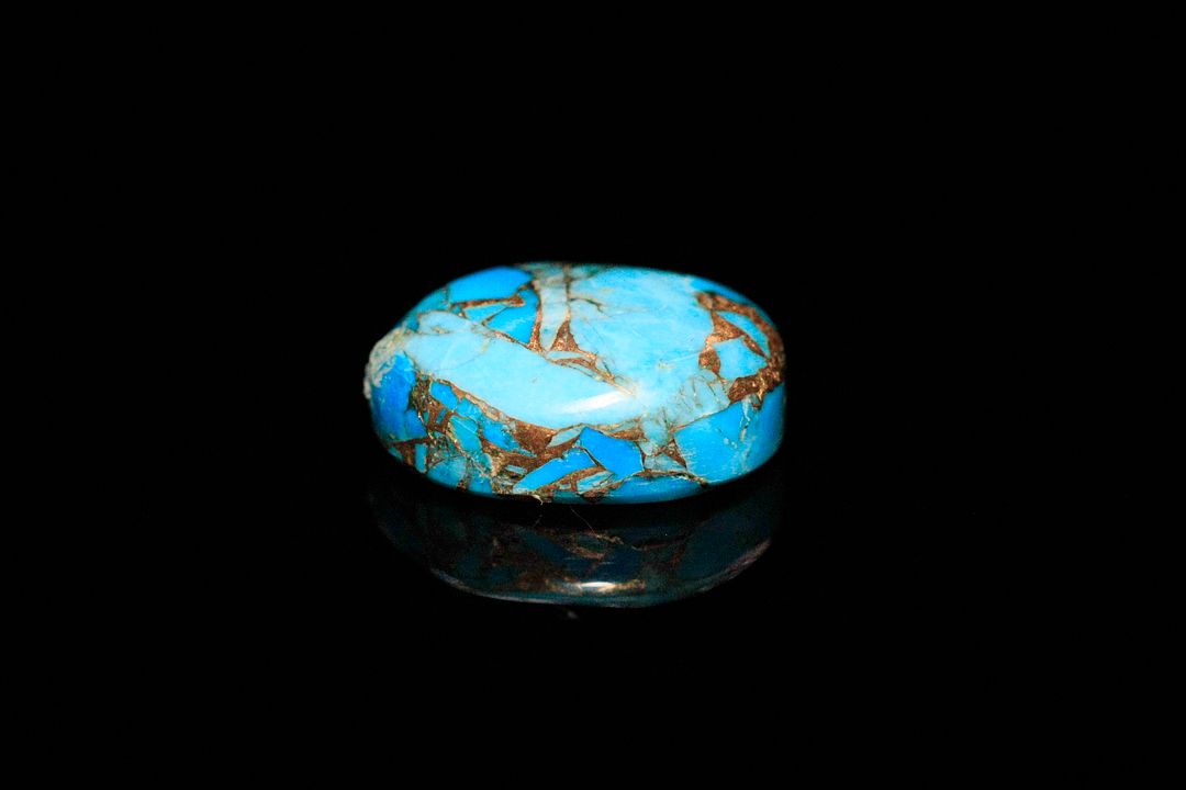 Turquoise «copper» cabochon ovale. Traité. 7.03 cts. 14.0mm x 10.0mm