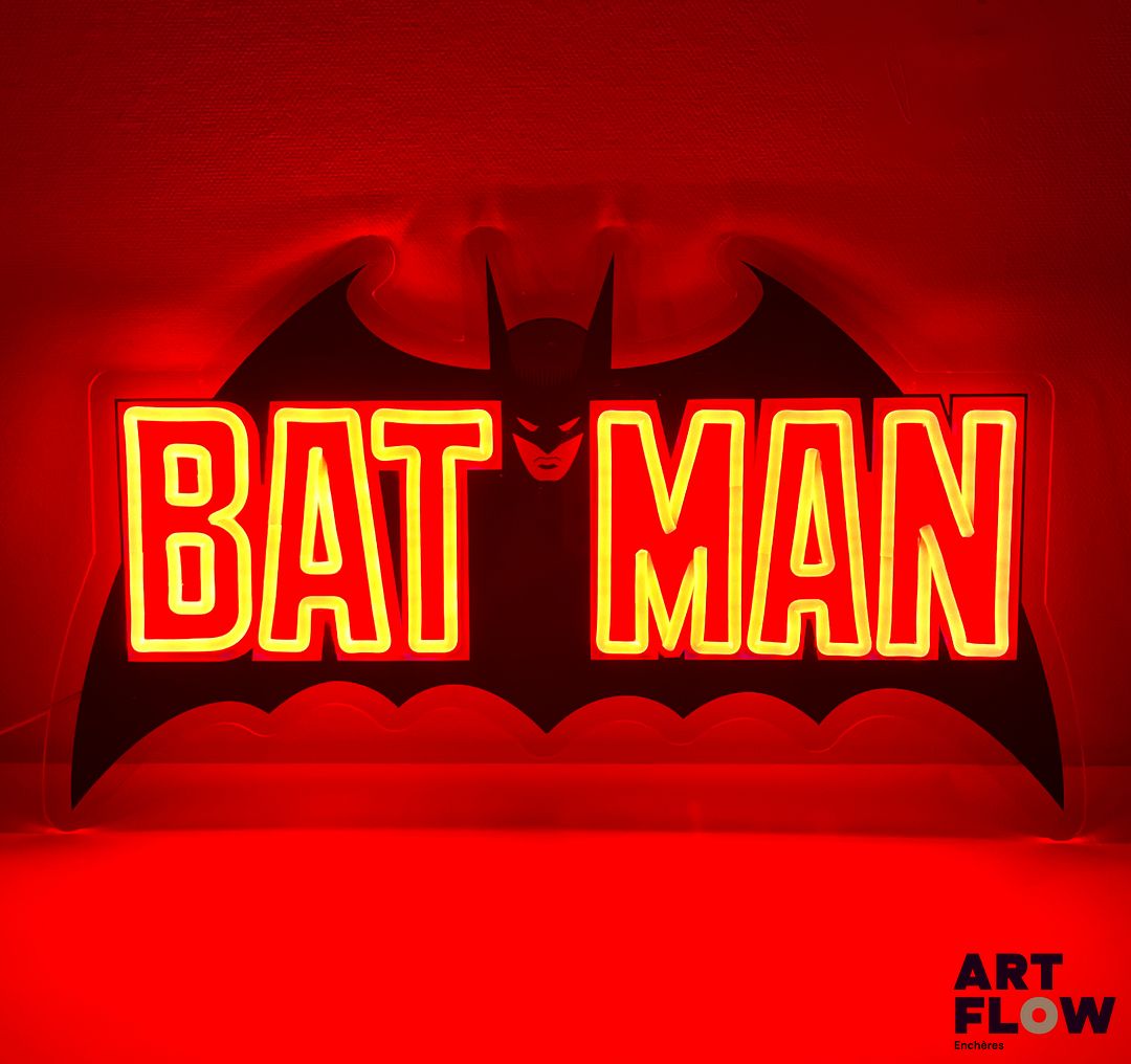 Enseigne lumineuse sur plexiglas Batman. Dimensions : 30 x 59 cm Fonctionnelle - État général excellent. Fourni avec son alimentation murale.