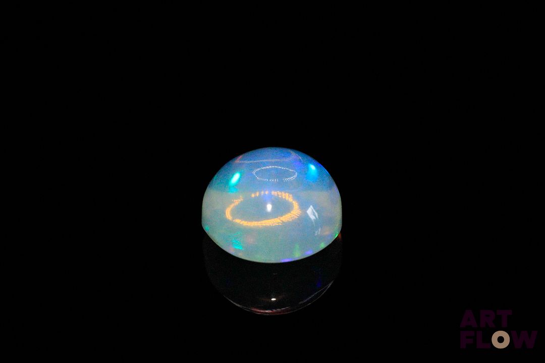 Opale blanche cabochon rond. Beaux éclats de couleur, dominante bleue. 2.96 cts. 10.0mm