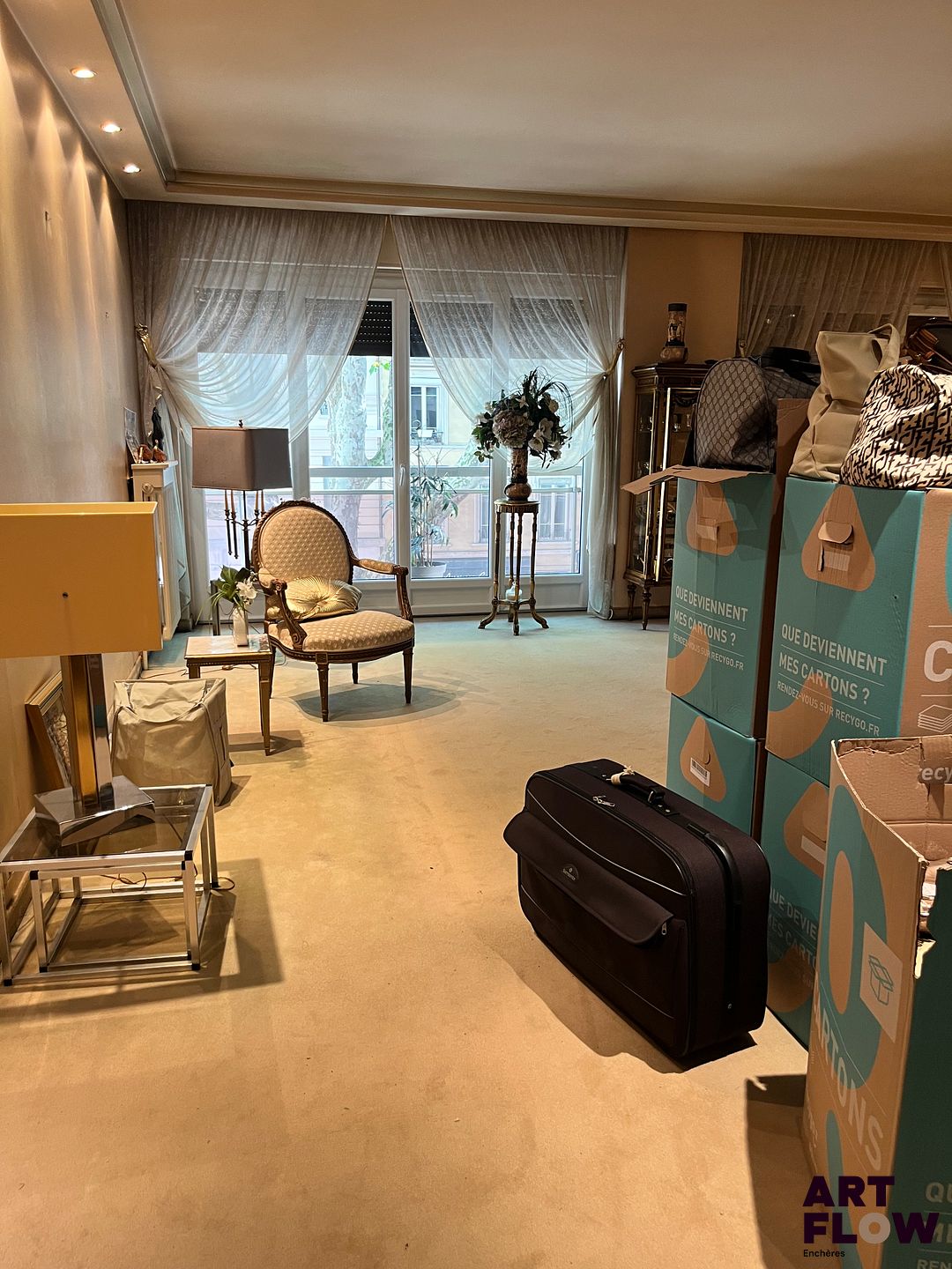 VENTE SUR DÉSIGNATION de l'entier contenu d'un bel appartement lyonnais Liste descriptive et non exhaustive : mobilier en bois doré, époque XIXe siècle, bureau et fauteuils design, fauteuils et table basse en métal tubulaire dans le style de Breuer, étagère modulaire, argenterie, verrerie, tableaux contemporains. Enlèvement sur place uniquement sur rendez-vous à partir du 29 juillet, jusqu'au 10 août maximum. Au delà les biens seront considérés comme abandonnés. Les clés seront remises contre un chèque de caution de 1000€ et de la copie de deux pièces d'identités.