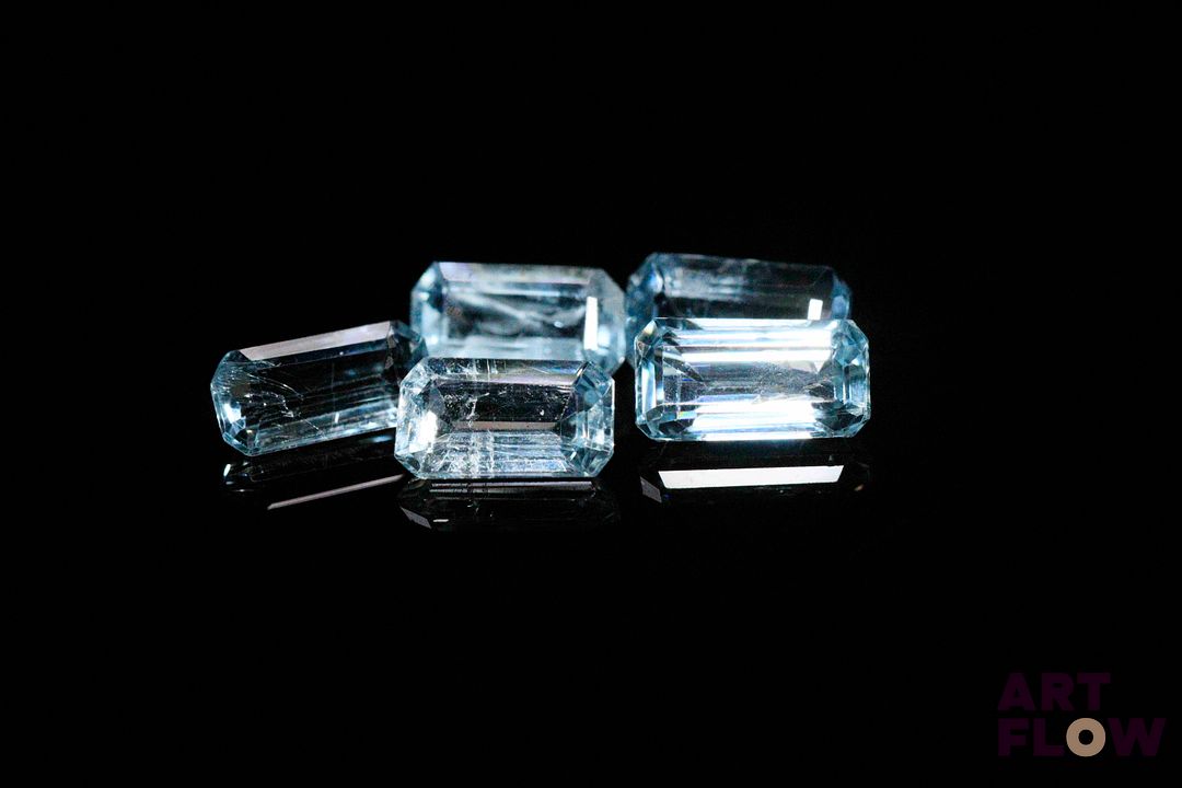 Cinq aigue-marines rectangulaires à pans coupés. 4.16 cts. Dims. moy.: 8.5mm x 4.5mm