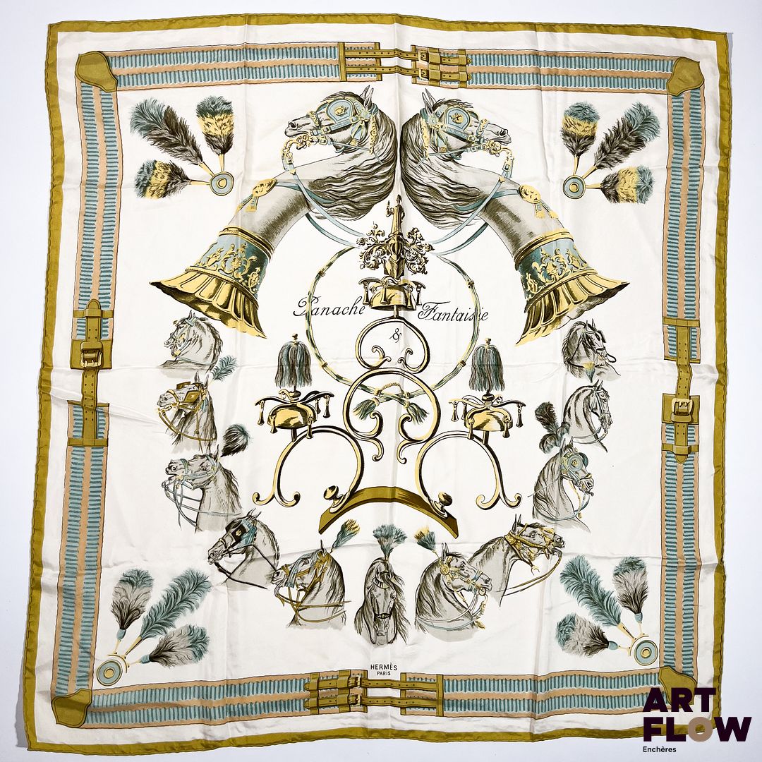 HERMÈS Modèle "Panache et Fantaisie" Carré en twill de soie dans les tons ivoire, bleu et jaune, dessiné par Hugo GRYGKAR 90 x 90 cm Bon état général malgré quelques légers défauts (petites taches, petit fil tiré)