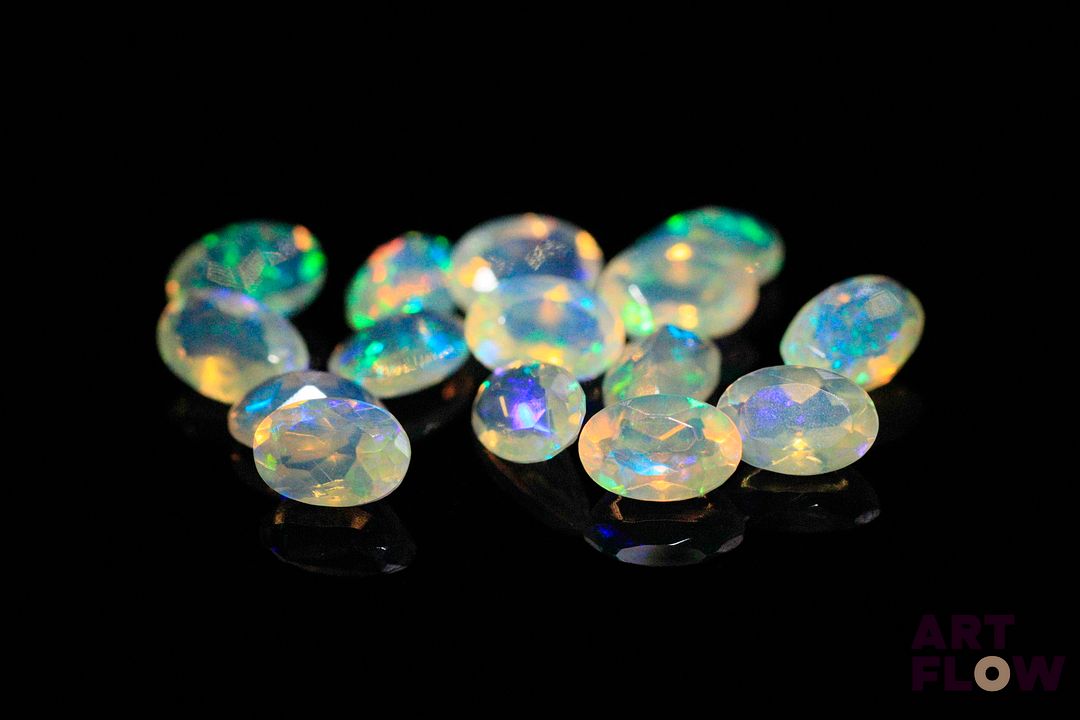 Quinze opales facettées blanches ovales. Beaux éclats de couleur. 5.02 cts. Dims. moy.: 6.0mm x 4.0mm
