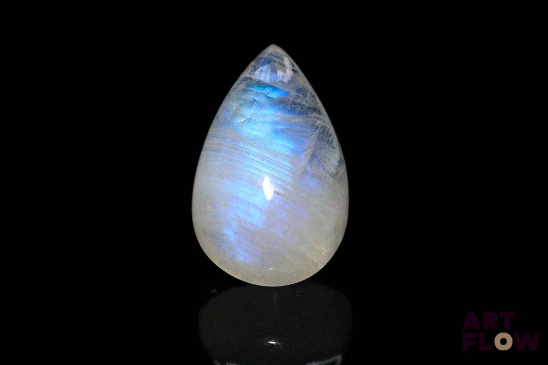 Importante pierre de lune cabochon poire. Givres. 20.80 cts. 24.0mm x 15.0mm