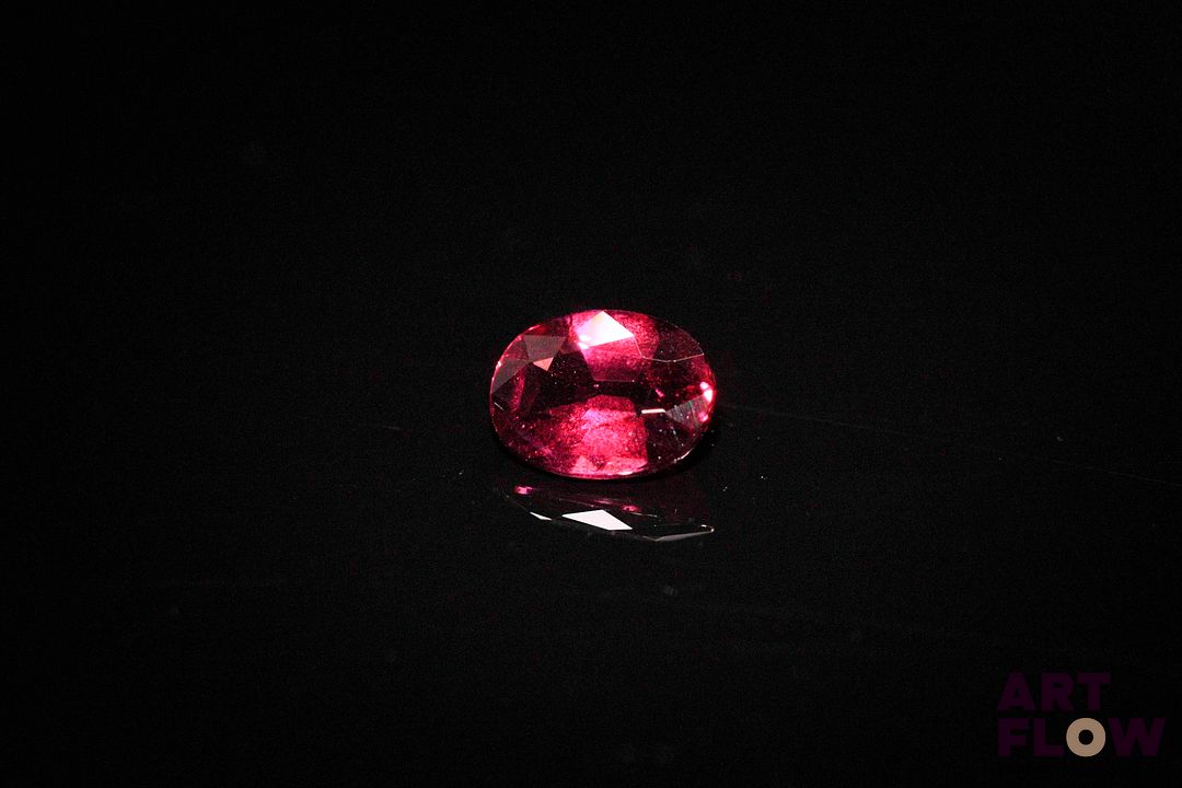Grenat rhodolite ovale. Probablement Tanzanie. 1.53 ct. 7.7mm x 6.0mm