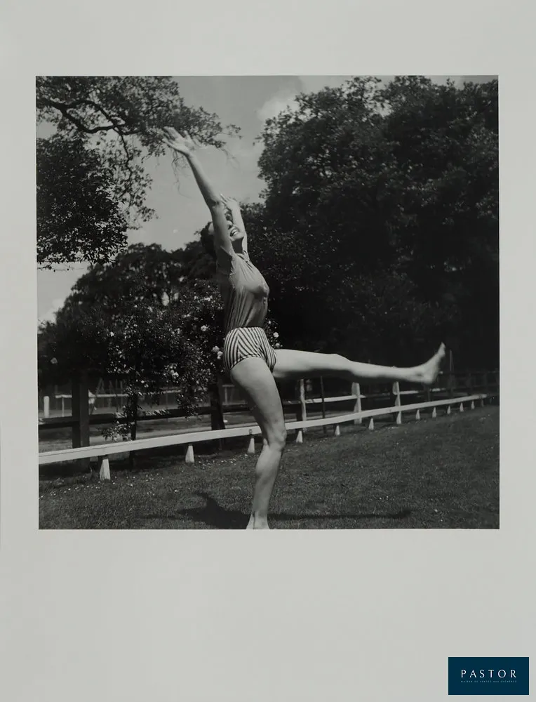 Dora MAAR (1907-1997)
Saut de joie

Tirage argentique original réalisé à partir du négatif original de 1935
Authentifié par le tampon de la Succession au verso (voir photo)
Edition limitée à 5 exemplaires (ici le rare et recherché numéro 1)
Sur papier baryté 40 x 30 cm
Tirage réalisé sous contrôle des ayants droit

PROVENANCE : Vente du fonds photographique de Dora Maar, Artcurial 2022

INFORMATION : Cette photographie a été prise pour un reportage sur la gymnastique pour le magazine "Rester jeune".

Excellent état


Expédition obligatoire, jusqu'à 5 Lithographies dans votre colis pour 14,76€ TTC en France Métropolitaine, et 29,64€ TTC pour l'Europe