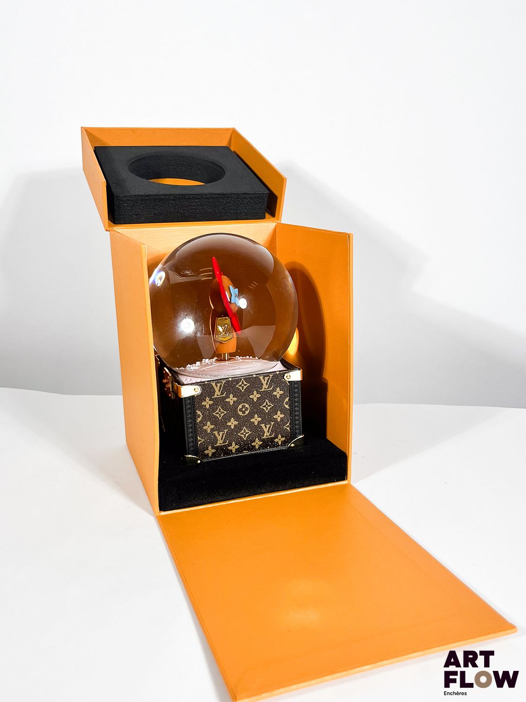 LOUIS VUITTON Boule à neige formant boîte à musique H 15 cm env. Dans son écrin