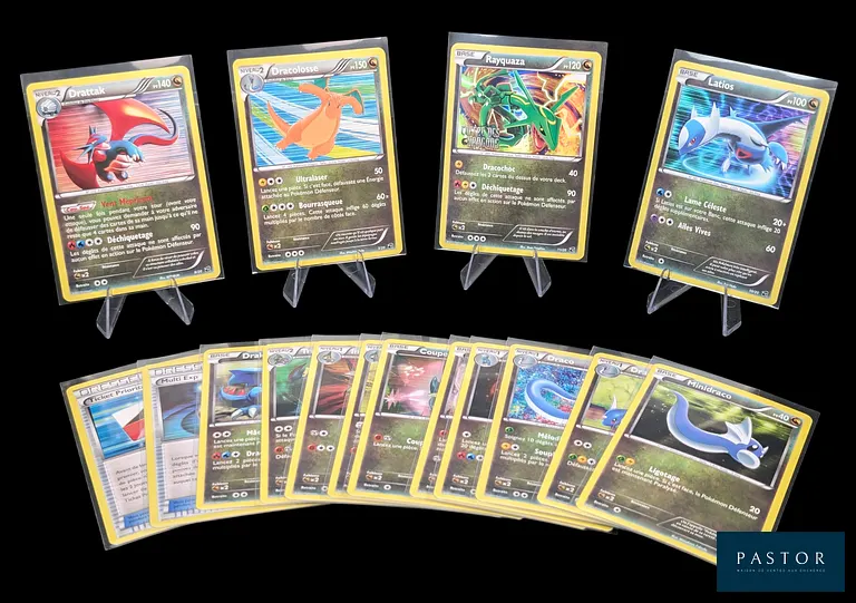 Collection Pokémon de la série du bloc Noir&Blanc : Coffre des Dragons.
Série quasi complète : 16 cartes sur 21 présentes, dont la Rayquaza Stamp.
Cartes en état global Très Bon/Excellent, en français.