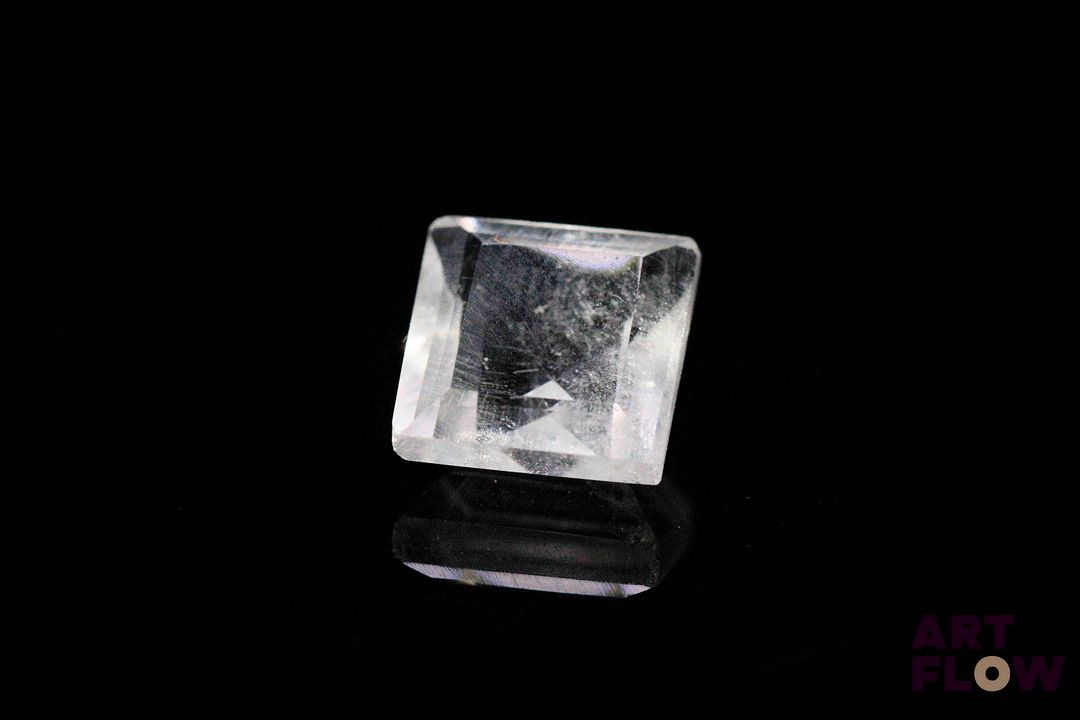 Quartz incolore carré à pans vifs. 4.97 cts. 10.0mm x 10.0mm