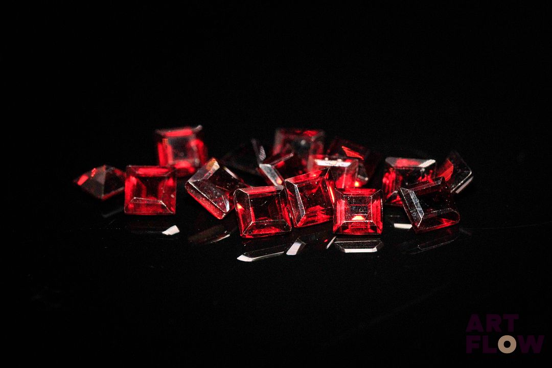 Quinze grenats carrés à pans vifs. 7.01 cts. Dims. moy.: 4.0mm x 4.0mm