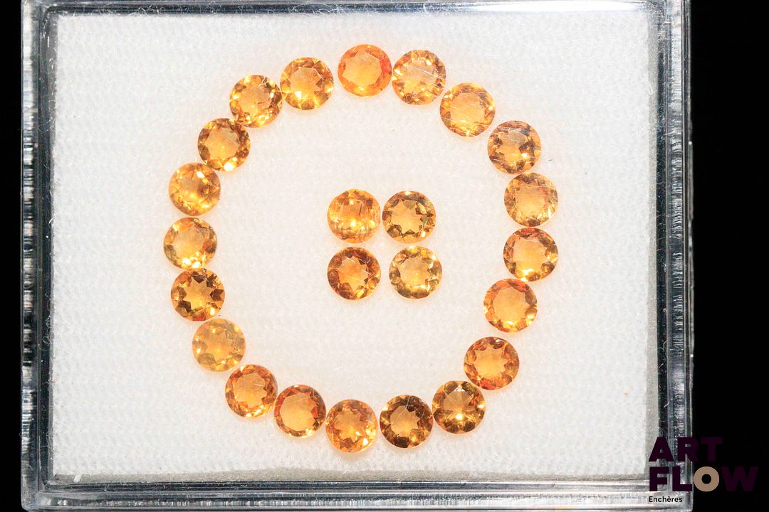 Vingt-quatre citrines rondes. Non chauffée. 4.28 cts. Diam. moy.: 3.9mm