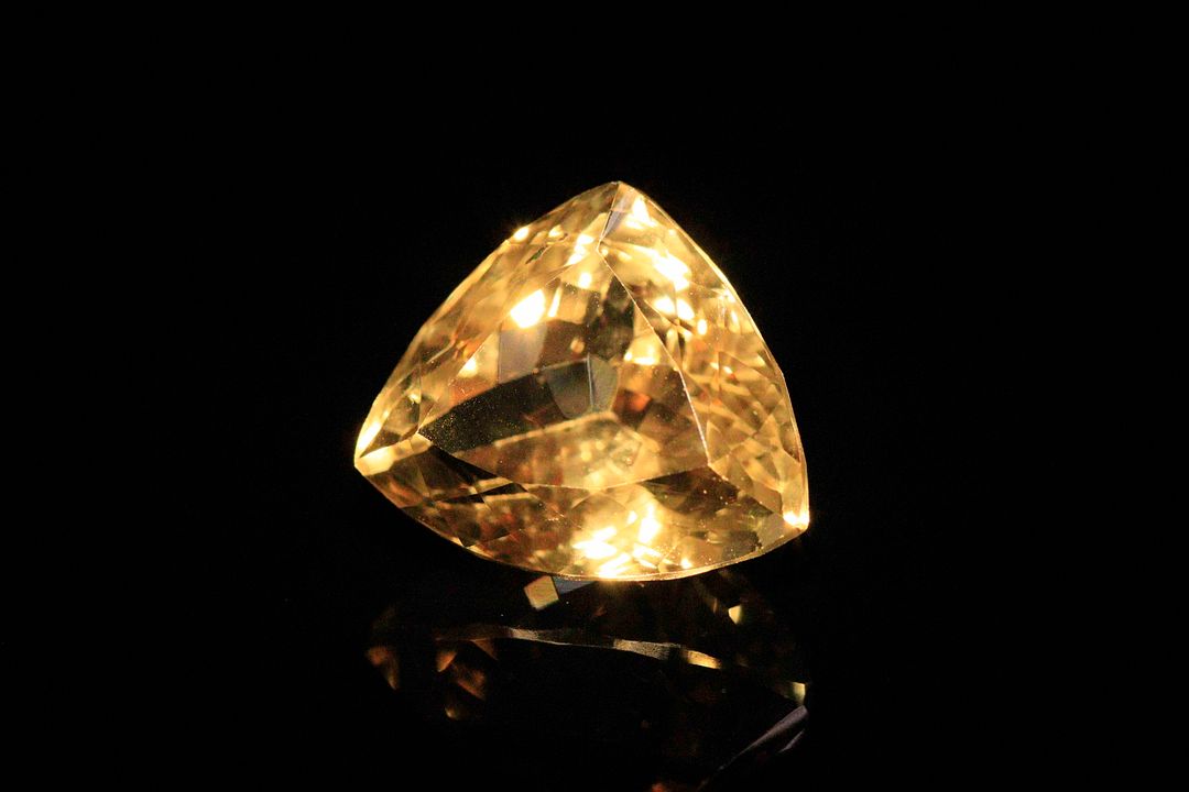 Importante citrine trillion. Probablement Brésil, non chauffée. 19.69 cts. 18.0mm x 16.0mm