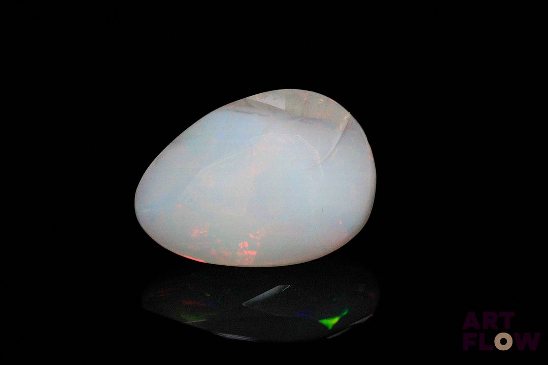Opale blanche poire. Beaux éclats de couleur. 6.42 cts. 17.5mm x 12.5mm