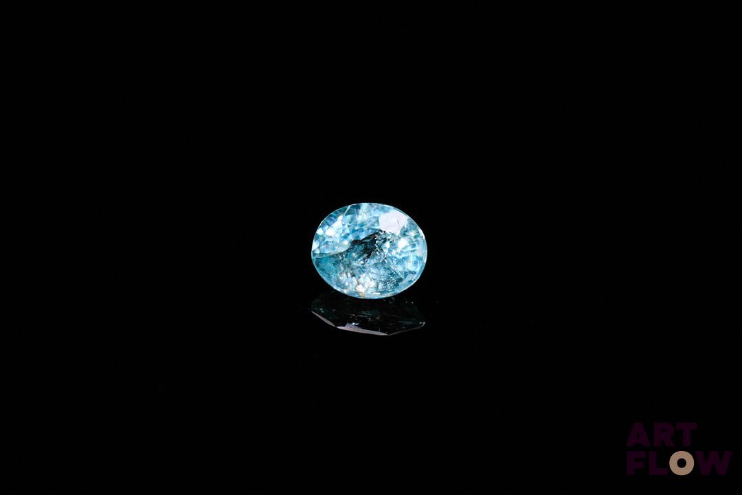 Zircon naturel bleu ovale. Inclusions, givres. 1.21 ct. 6.5mm x 5.5mm
