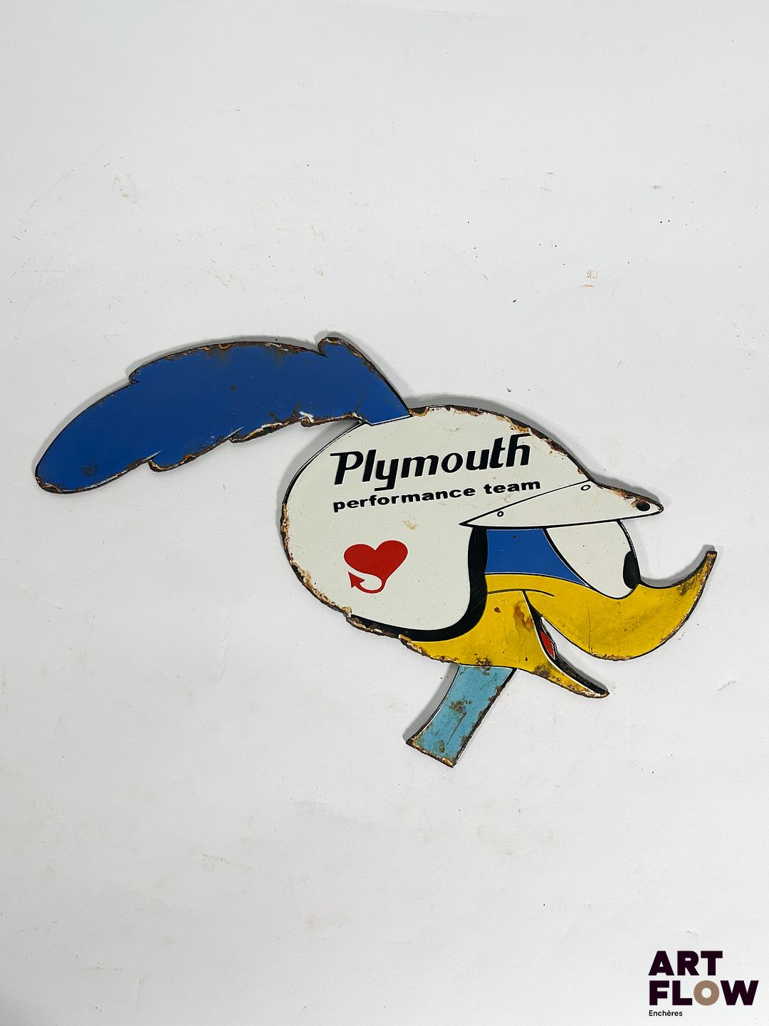 Plaque émaillée Plymouth Performance Team Dimensions : 20 x 19 cm Petits éclats et traces de rouille Reproduction moderne
