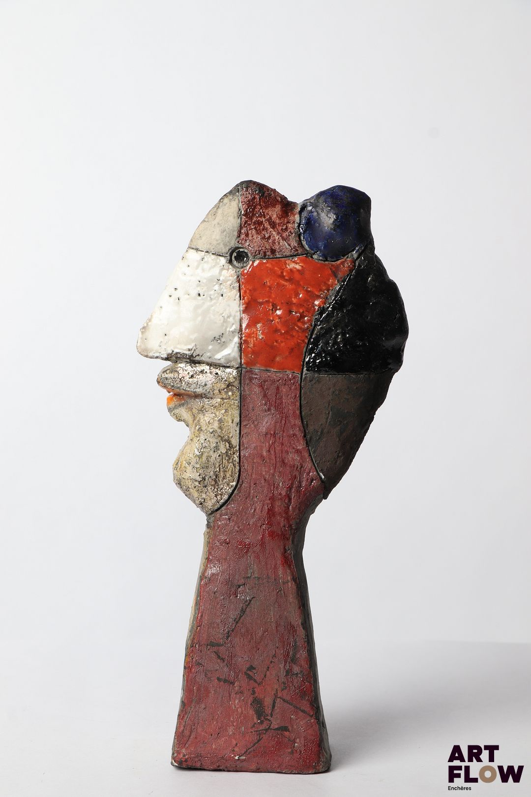 Roger CAPRON (1922-2006) "Visage de profil" Sculpture en céramique polychrome partiellement émaillée Signée H. 20 cm Infimes éclats