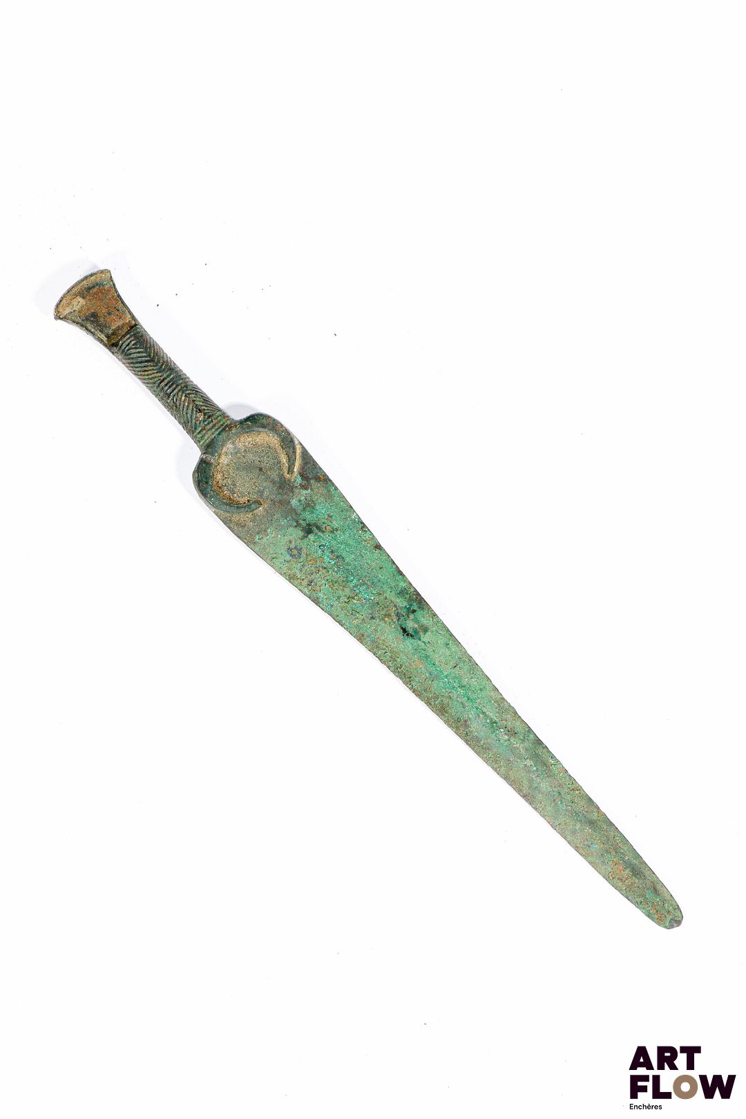 LURISTAN. Dague en bronze à patine verte. Premier millénaire avant JC. L. 38 cm. En l'état