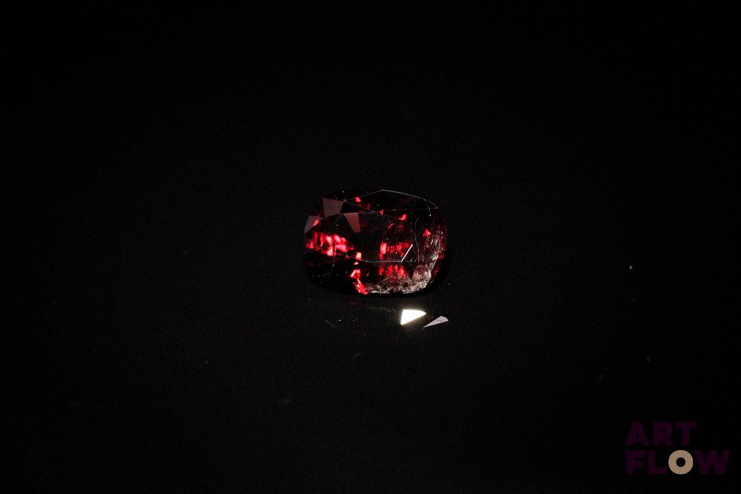 Spinelle rose fumé coussin. Givres. 1.20 ct. 7.4mm x 5.5mm