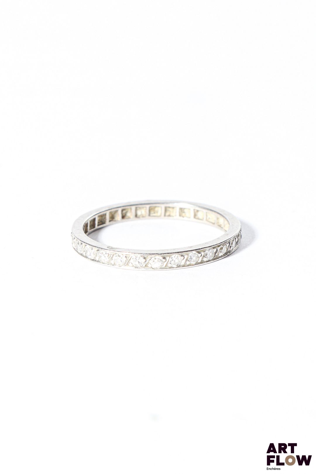 Alliance américaine en platine ornée de diamants taille 8/8. Poids brut : 2,19 g TDD : 51