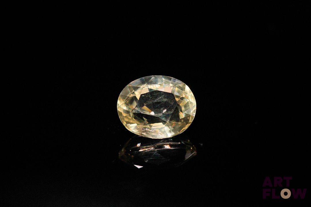 Scapolite jaune ovale. Probablement Tanzanie, VS. 2.47 cts. 9.7mm x 8.0mm