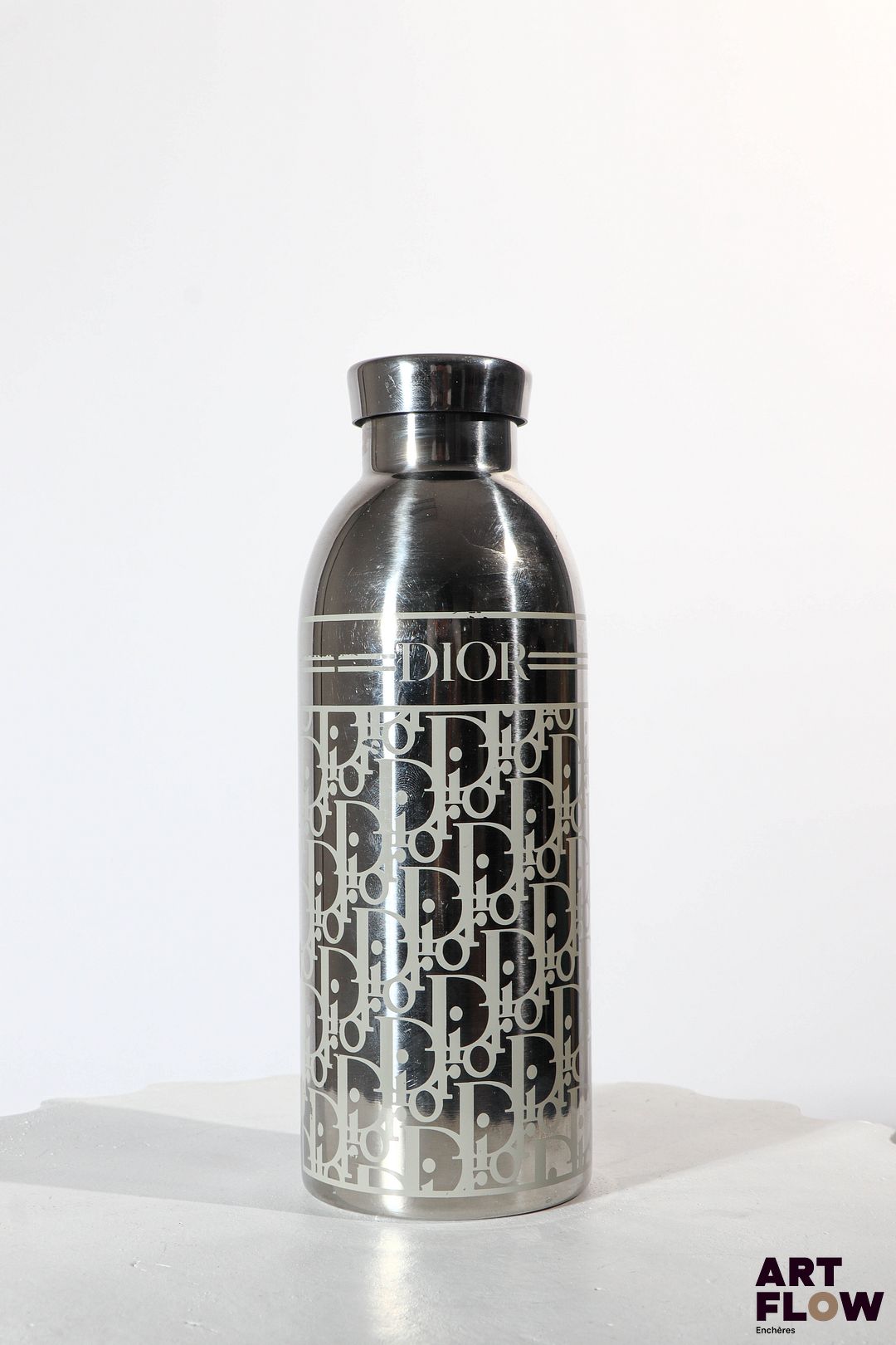 CHRISTIAN DIOR Gourde en métal argenté et monogrammé blanc H. 20,5 cm Très bon état général