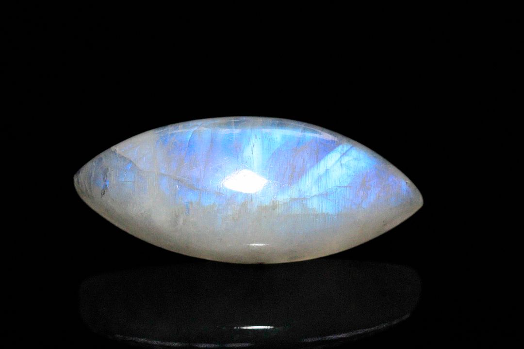 Importante pierre de lune cabochon marquise. Beaux éclats de couleur. 24.90 cts. 32.0mm x 13.0mm