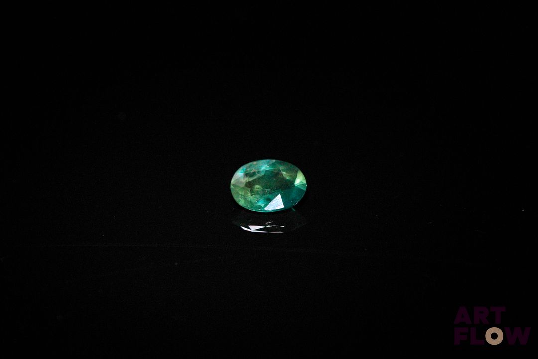 Saphir bicolore . Probablement Australie, très belle couleur, VS. 0.79 ct. 6.0mm x 5.0mm