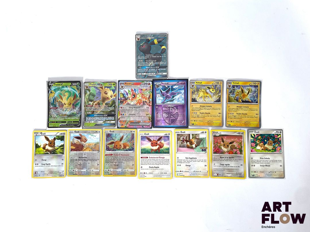 POKEMON Ensemble de 14 cartes sous sleeves : Soleil et Lune Noctali GX 142/149 SL1 Voltali 169 SVP Black Star Pyroli Ex 014/131 EV8.5 Phyllali Gx Holo SM146 Evolution Céleste Phyllali V 007/203 EB07 Ecarlate et Violet Voltali Holo 135/165 151 Glaciation Plasma Mentali 48/116 N&B Soleil et Lune Evoli 101/149 SL1 Fable Nébuleuse Evoli 050/064 EV6.5 Pokemon GO Evoli 054/078 PV60 Aube Majeustueuse Evoli 62/100 Astres Radieux Evoli 119/189 EB10 Tempête Argenté Evoli 125/203 EB12 X&Y Evoli 63/98 PV60 Etats variables (abimé à excellent voir sur les photos)