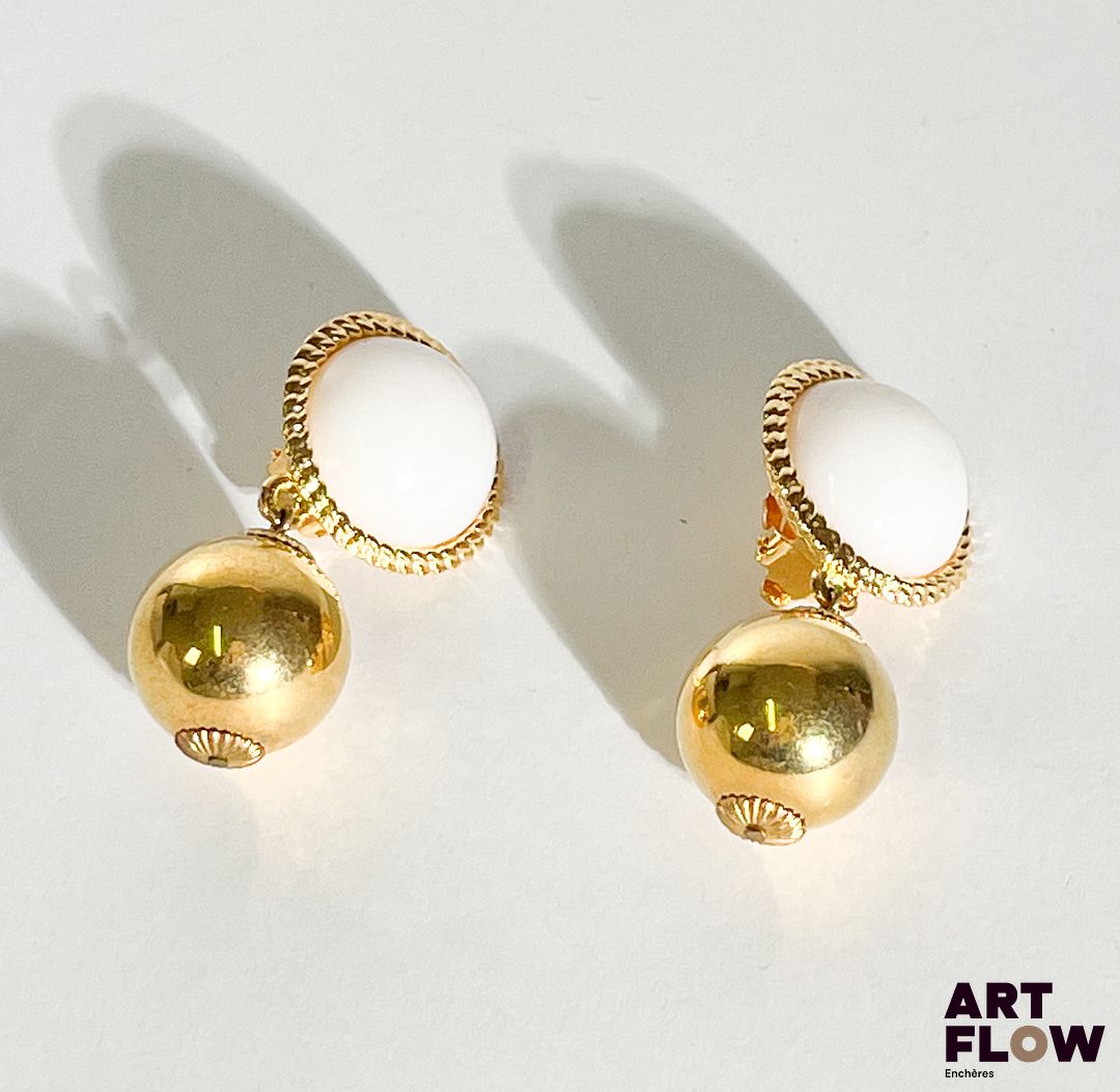 CHANEL Paire de clips d'oreilles en métal doré ornés d'une sphère et d'une demie sphère en verre opalin. Dimensions : H. 5 cm