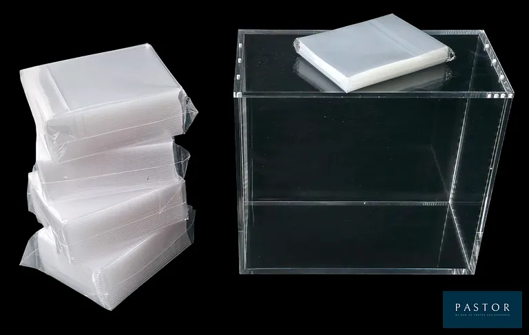 Ensemble de protections pour cartes à Jouer&Collectionner (Pokémon, Yu-Gi-Oh!, Magic...) comprenant : 
- 1 protection pour ETB (Elite Trainer Box) en acrylique - Fermeture magnétique.
- 4 paquets de 35 toploaders rigides.
- 1 paquet de 100 sleeves souples.