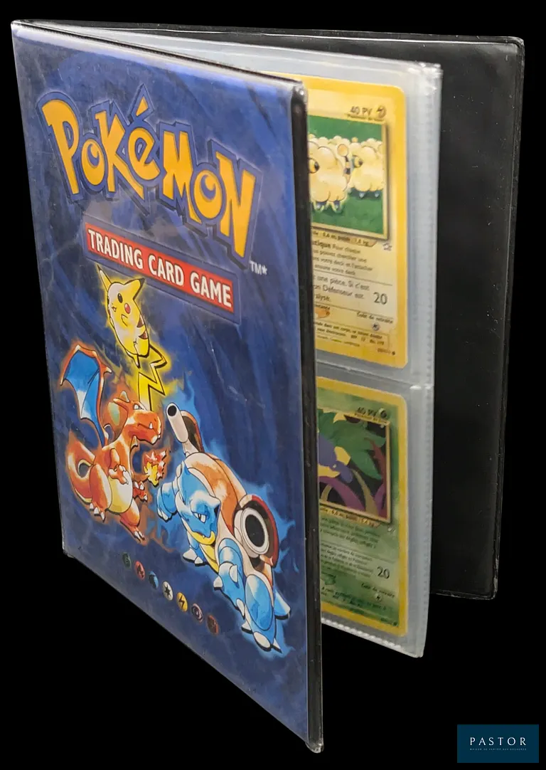 Classeur Pokémon Wizards vintage.
Contient 13 cartes des séries Neo Revelation et Neo Genesis en 1ere édition.
Cartes en état global Très Bon, en français.