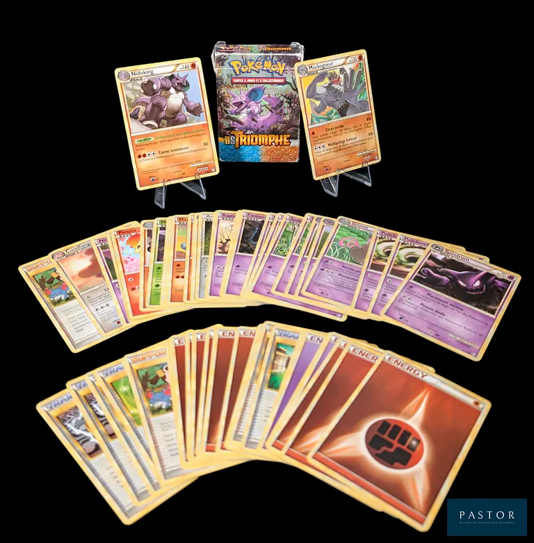 Deck Pokémon descellé de la série HeartGold SoulSilver : HS Triomphe.
Ouvert, contient 57 cartes dont 2 rares : Nidoking et Mackogneur.
État global Excellent, en français.