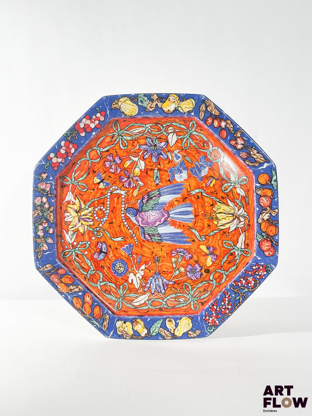 HERMES Modèle Marqueterie de pierres d'orient et d'Occident Grand plat en porcelaine de Limoges à riche décor polychrome Marqué du cachet de la maison au dos Diamètre : 34 cm Quelques légers manques sur le dessin et salissures au dos