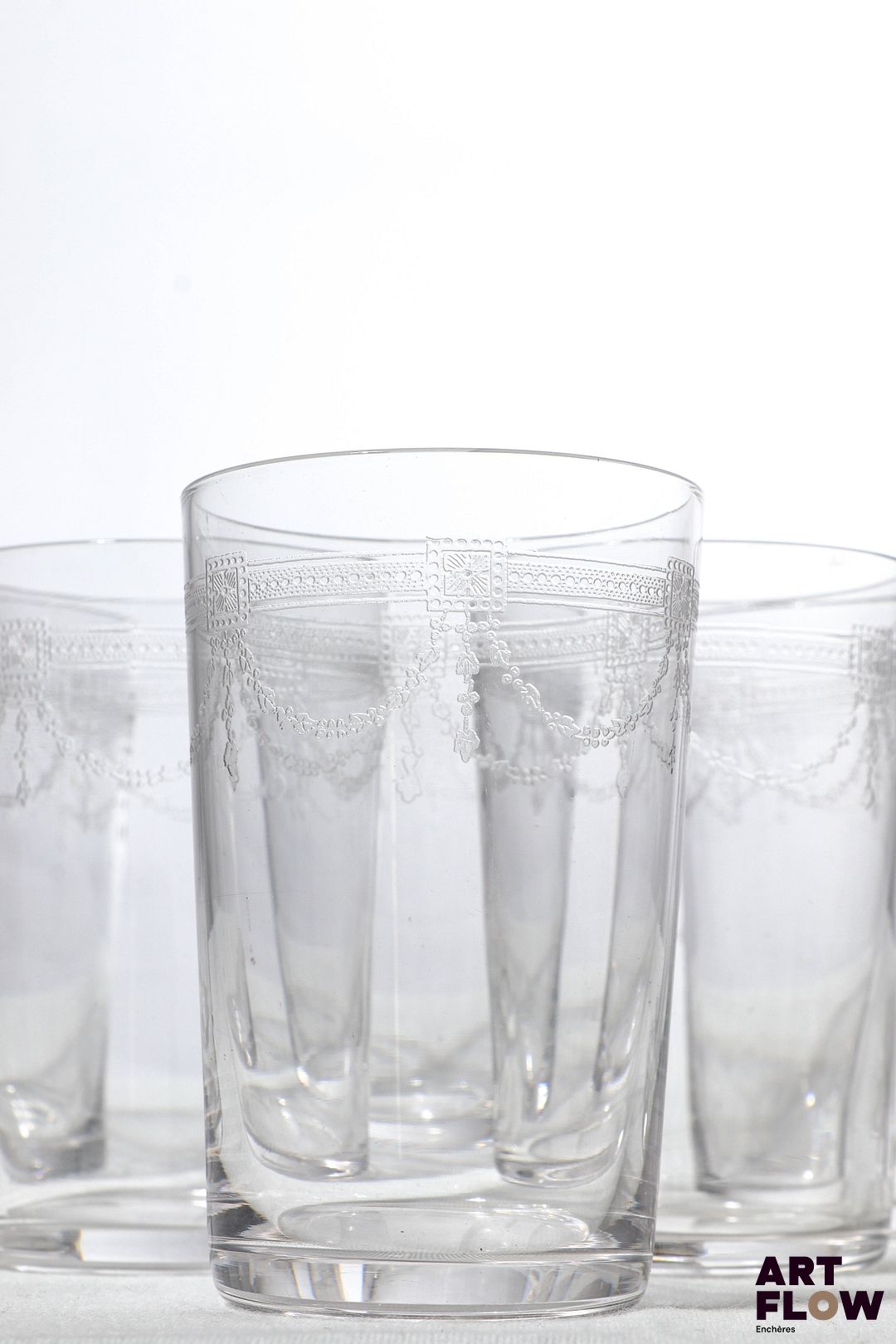 Ensemble de 6 verres en cristal à décor néoclassique H. 10 cm ; D. 6,5 cm Bon état général malgré quelques légers défauts (Rayures d'usage, bulles)