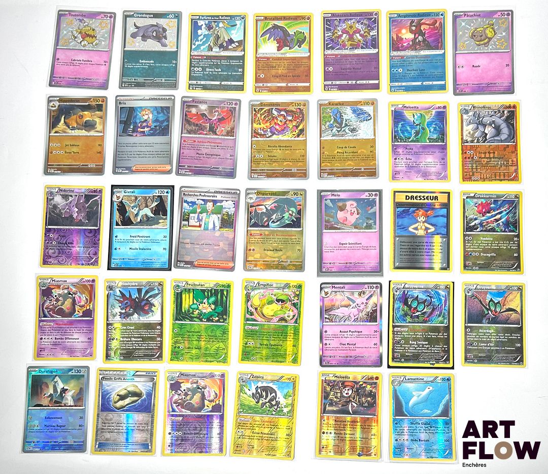 POKEMON Ensemble de 34 cartes françaises sous sleeves : XY Etincelles Drakkarmin 70/106 Tempête Argenté Alakazam Radieux 059/195 XY Evolutions Dresseur Ondine 80/108 XY Impulsion Turbo Bruyverne 112/162 XY Poing Furieux Empiflor 3/111 XY Soleil et Lune Feuiloutan 11/146 XY Offensive Vapeur Trioxhydre 86/114 XY Impulsion Turbo Miasmax 57/122 XY Rupture Turbo Zéblitz 49/122 XY Impulsion Turbo Meloetta 85/162 XY Offensive Vapeur DresseurFossile G.A 100/114 XY Offensive Vapeur Nidorino 44/114 XY Impact des Destins Lamantine 16/124 XY Astres Radieux Brutalibré Radieux 081/189 EB10 Ecarlate et Violet Givrali 171 Ecarlate et Violet Karaclée 049/086 SV 10.5 Evolutions Prismatiques Dresseur Bria 100/131 EV07 Ecarlate et Violet Toutombe 70 EV04.5 Foudre Noire Démétéros 053/086 SV10.5 Evolutions Prismatiques Hippodocus 053/131 EV8.5 Evolutions Prismatiques Dresseur Recherches Professorales 123/131 EV8.5 Evolutions Prismatiques Duralugon 069/131 SV07 Origine Perdue Farfurex de H. Radieux 123/196 EB11 Evolutions Prismatiques Dispareptil 072/131 Evolutions Prismatiques Favianos 045/131 SV06 Destinées de Paldea Grondogue 71 EV4.5 Ecarlate et Violet Mélo SVP095 Ecarlate et Violet Pâtachiot SVP069 Epée et bouclier Amphinobi Radieux 046/189 Frontières Franchies Meloetta 77/149 Poing Furieux Bruyverne 77/111 Evolutions Prismatiques Mentali 033/131 XY Rhinoréros 61/146 Etat variable (cf photos)