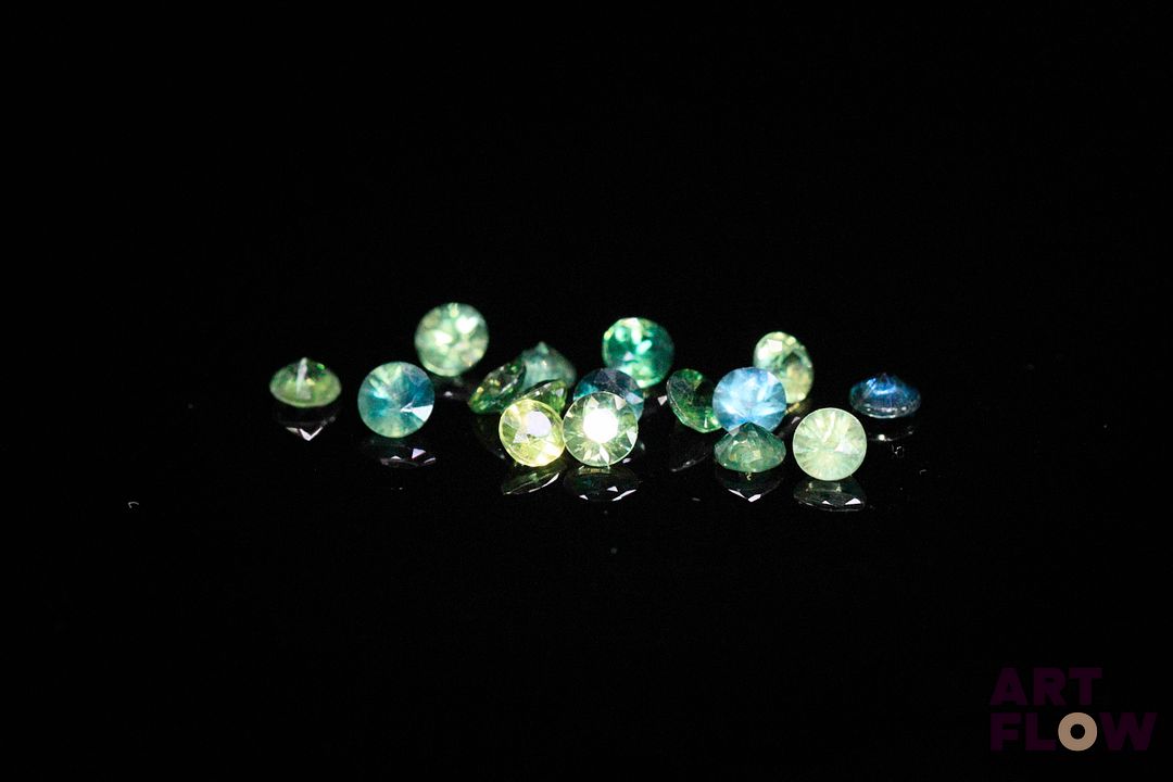 Seize saphirs bleus et verts ronds. 2.10 cts. Diam. moy.: 3.0mm