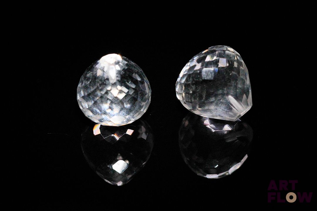 Appairage de quartzs incolores briolettes. 13.06 cts. Dims. moy.: 10.0mm x 10.0mm