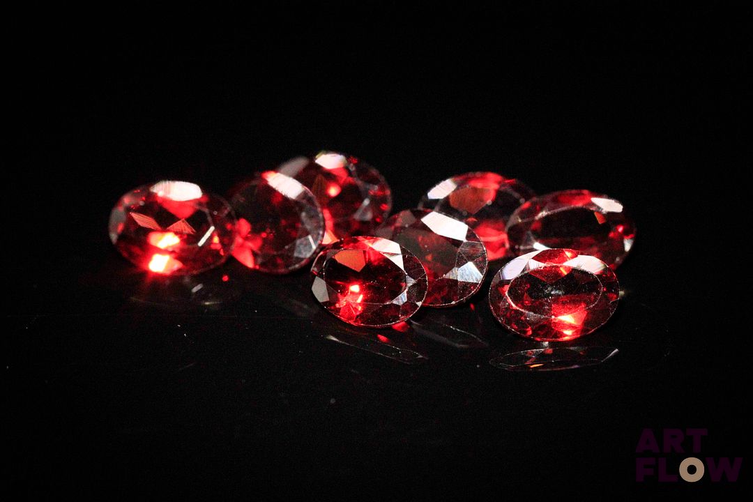 Huit grenats ovales. 7.56 cts. Dims. moy.: 7.0mm x 5.0mm