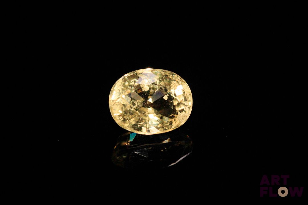 Scapolite ovale. Probablement Tanzanie. 3.30 cts. 10.5mm x 8.2mm