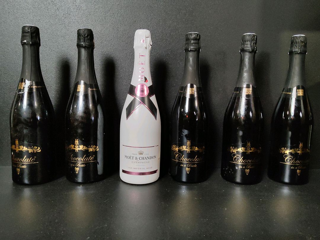 Lot de 6 bouteilles de champagne 75cl : 5 Chocolate in a bottle Blanc de blanc et 1 Moët & Chandon Ice Impérial Rosé