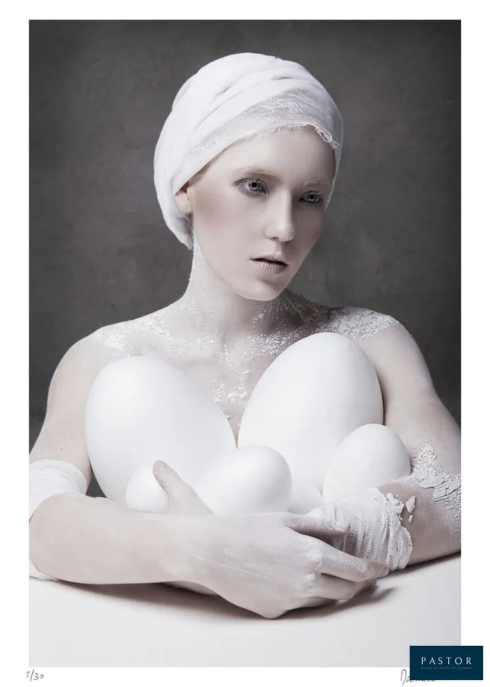 Mathilde OSCAR
Birth II, 2019

Sérigraphie signée et numérotée par l'artiste.
Numérotation aléatoire entre 1 et 30/30.
La numérotation peut différée de la photo
Papier d'art Fabriano 240g
Dimensions : 50 x 70 cm

Édition limitée - 30 exemplaires
Excellent état, Jamais encadrée


Expédition obligatoire, jusqu'à 5 Lithographies dans votre colis pour 14,76€ TTC en France Métropolitaine, et 29,64€ TTC pour l'Europe
