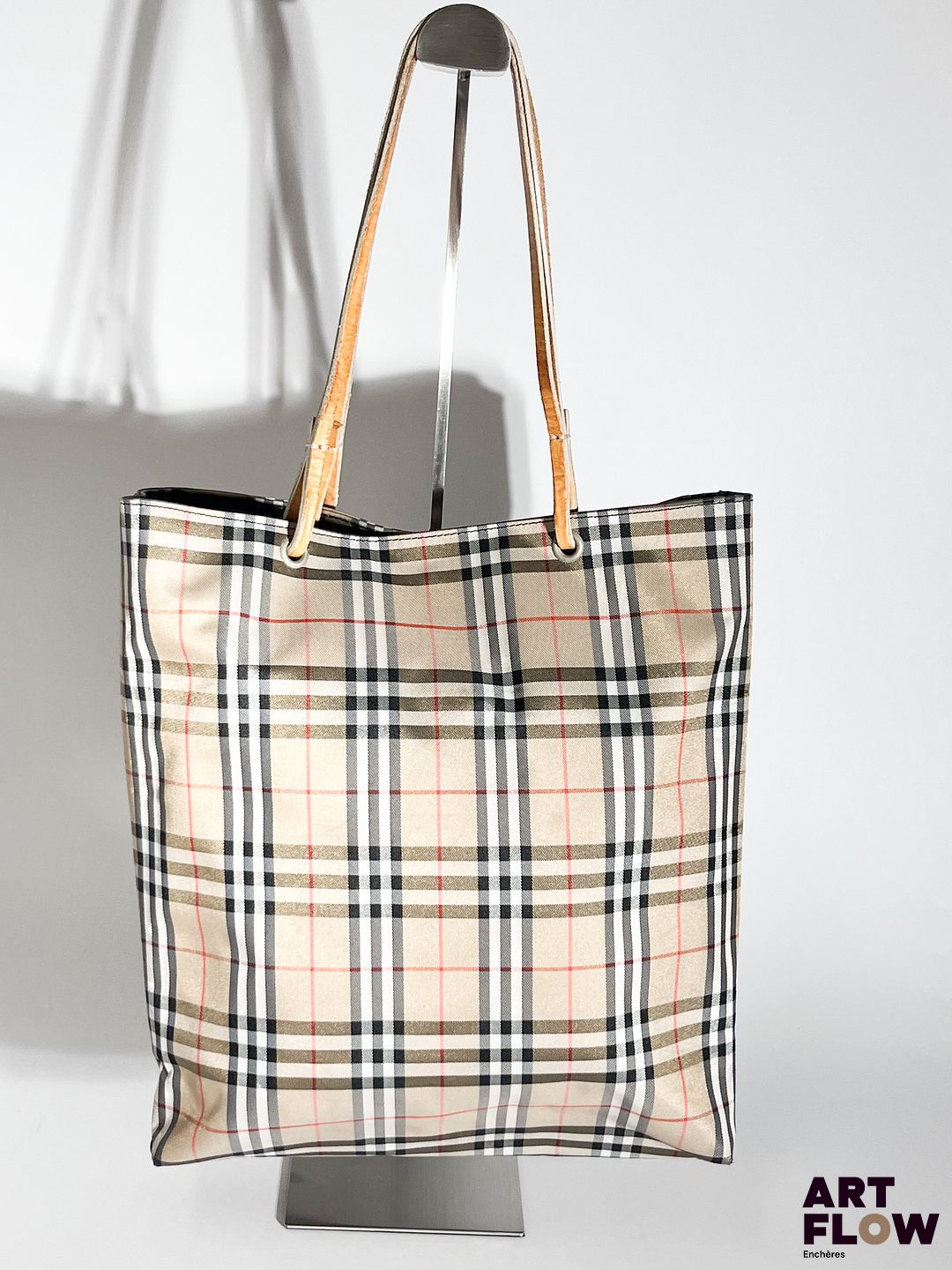 BURBERRY Sac cabas en toile Burberry Check et cuir beige, fermeture par bouton pression. Dimensions : H. 32 x L. 29 cm En l'état
