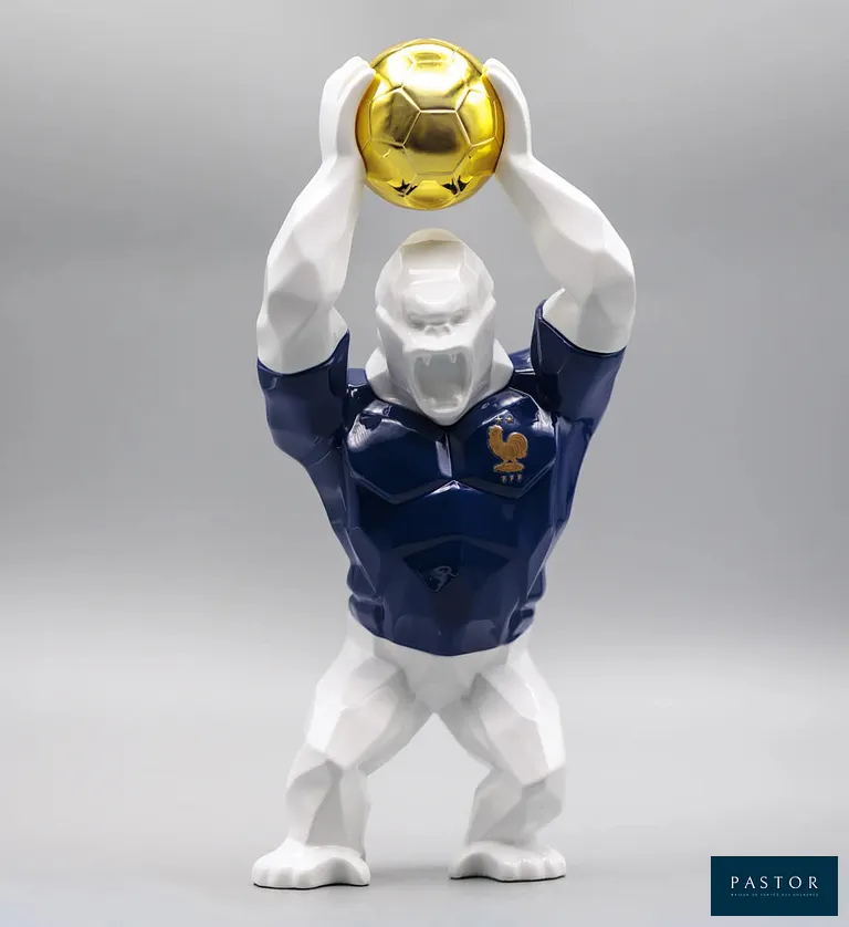 Richard ORLINSKI
Kong Football

Sculpture en résine
Série limitée
Présentée dans sa boite d'origine

Excellent état

Dimensions :
- Hauteur : 22 cm
- Largeur : 9 cm
- profondeur : 10 cm


Expédition obligatoire, jusqu'à 5 Lithographies dans votre colis pour 14,76€ TTC en France Métropolitaine, et 29,64€ TTC pour l'Europe