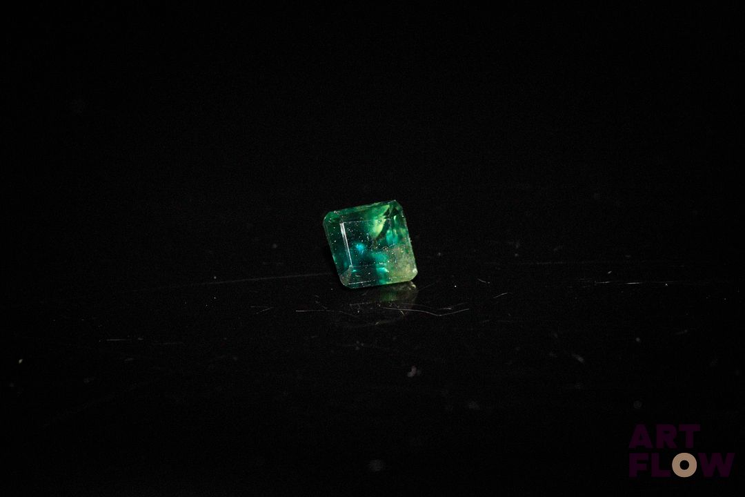 Saphir bicolore carré fantaisie. 0.59 ct. 4.0mm x 5.0mm