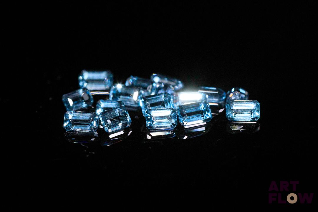Seize topazes bleues rectangulaires à pans coupés. 6.14 cts. Dims. moy.: 4.5mm x 3.0mm