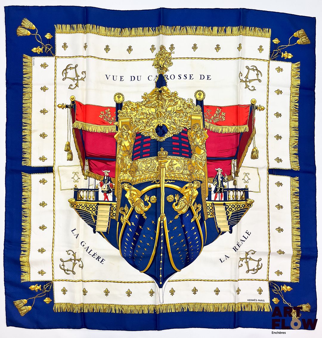 HERMÈS Paris Modèle Vue du carrosse de la galère La Réale d'après un dessin d'Hugo Grygkar. Carré en twill de soie à bordure bleue marine. Dimensions : 90 x 90 cm En l'état (tâches, traces...) Bibliographie : Genevieve Fontan, Carrés d'art, Dictionnaire illustré des carrés Hermès valeur, 2025