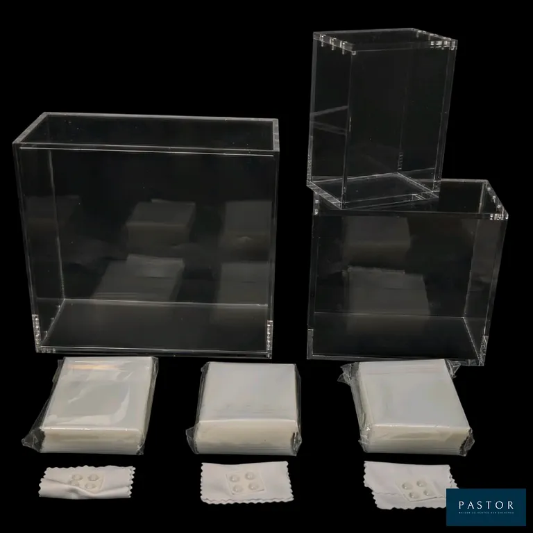 Ensemble de protections TCG comprenant :
- 3 paquets de 100 sleeves semi rigides.
- Protections acryliques pour Bundle, ETB (Elite Trainer Box) et Display (36 boosters).