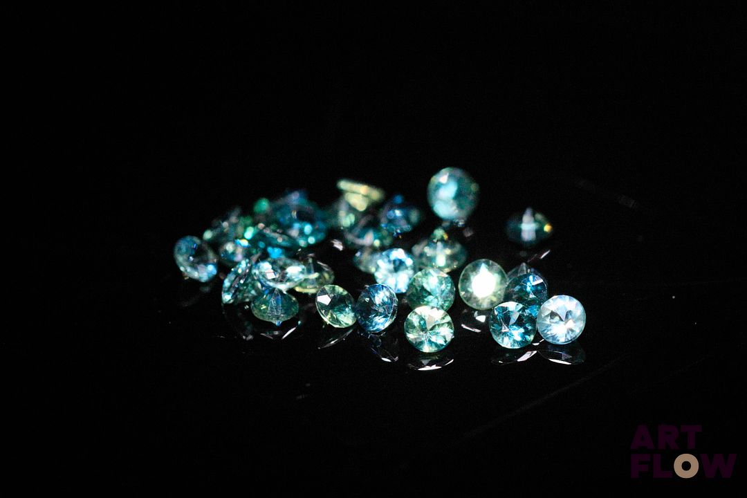 Trente saphirs ronds. Jolie couleur. 3.73 cts. Diam. moy.: 2.9mm