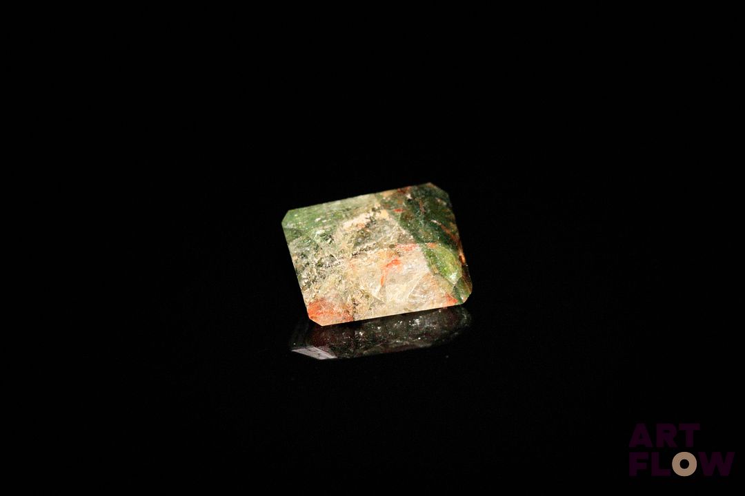 Tourmaline rectangulaire à pans coupés. Inclusions, givres. 2.70 cts. 10.0mm x 8.0mm